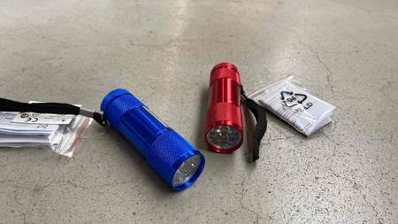 Zwei getestete LED-Taschenlampe liegen nebeneinander