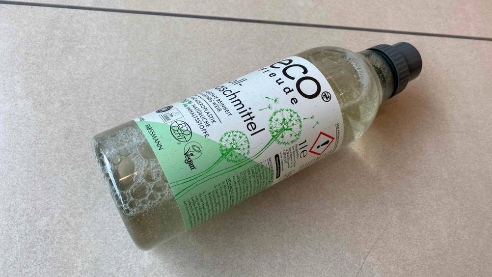 Vollwaschmittel im Test: Eine Flasche Vollwaschmittel liegt schräg auf einer Fließenoberfläche
