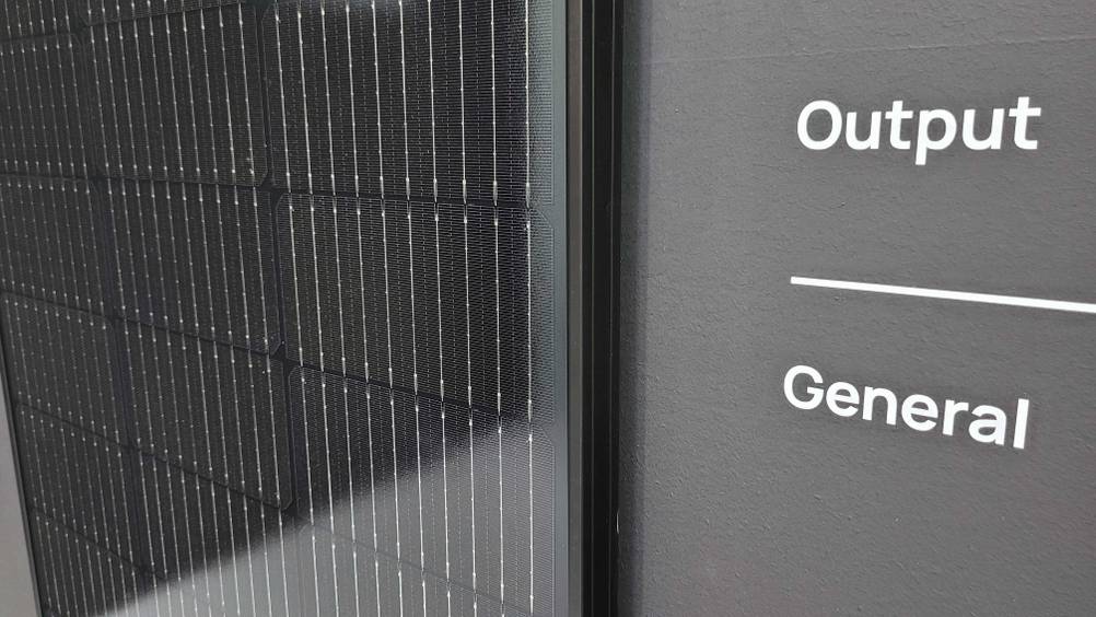 Solarpanel getestet: Ein Solarpanel in Nahaufnahme von der Seite