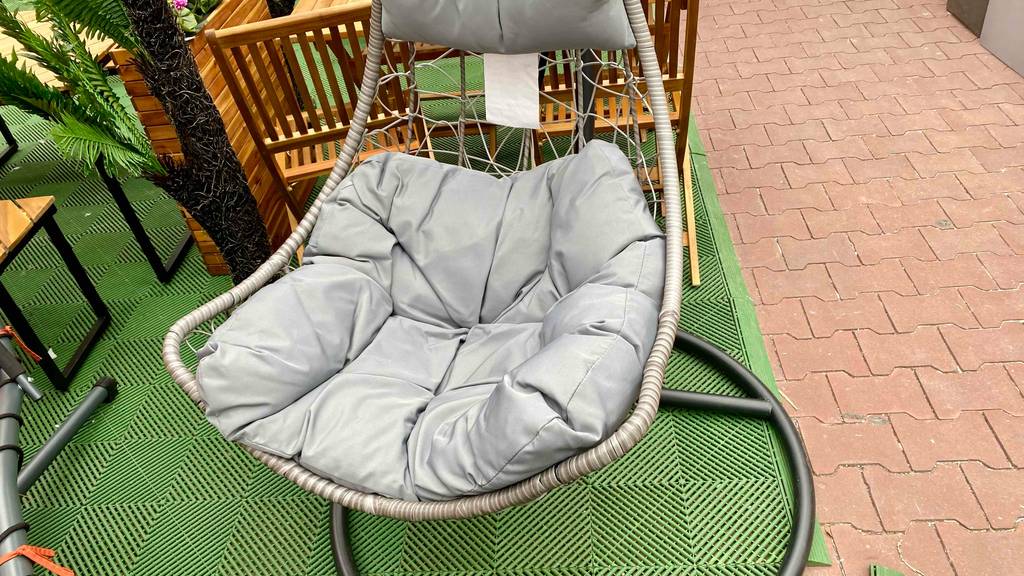 Rattan-Hängesessel getestet: Sitzfläche eines Rattan-Hängesessel mit grauer Polsterung.
