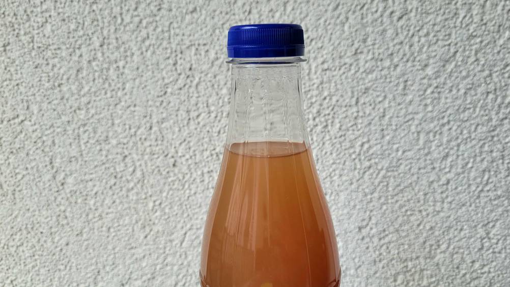 Rhababersaft im Test: blauer Verschluss von verschlossenem Rhababersaft im Fokus
