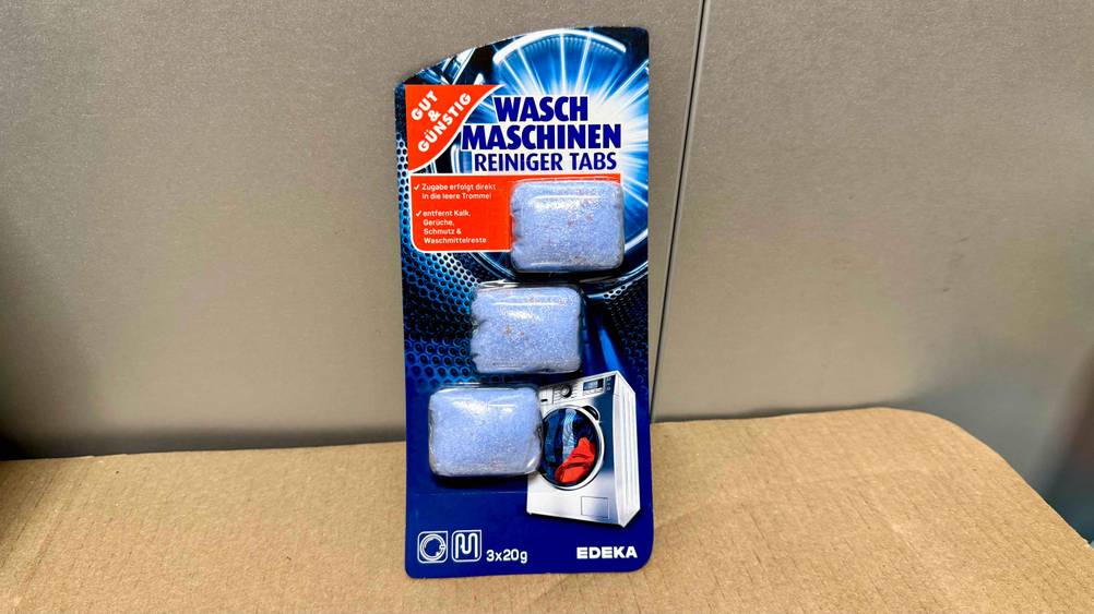 Anti-Kalk-Tabs Waschmaschine die getestet wurden lehnen an einer Wand.