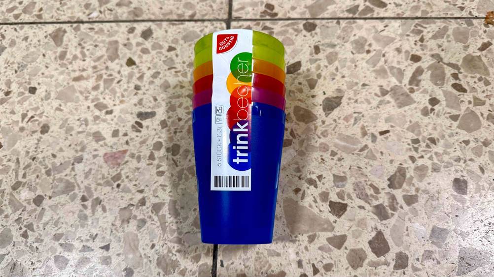 Trinkbecher-Test: Mehrere Trinkbecher in einem Set liegen auf einem Boden.