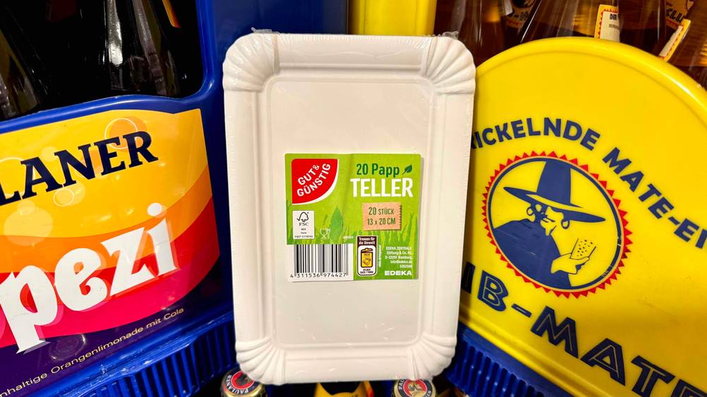 Getestete Pappteller mit 20 Stk darin befinden sich in einer Getränkekiste.