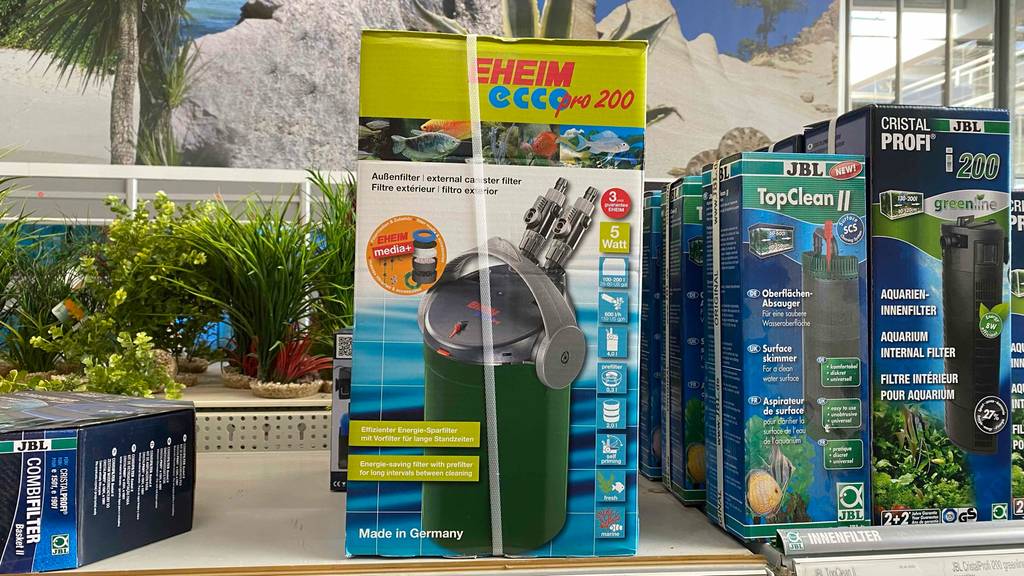 Ein getesteter Außenfilter Aquarium 200 Liter verpackt in einem Regal neben anderen Produkten.
