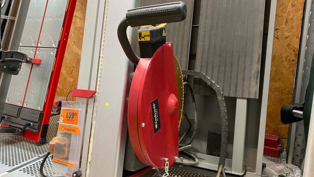 Heber einer getesteten Steintrennmaschine im Fokus.