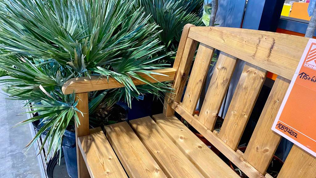 Gartenbank (Holz) getestet: Nahaufnahme Armlehne rechts.