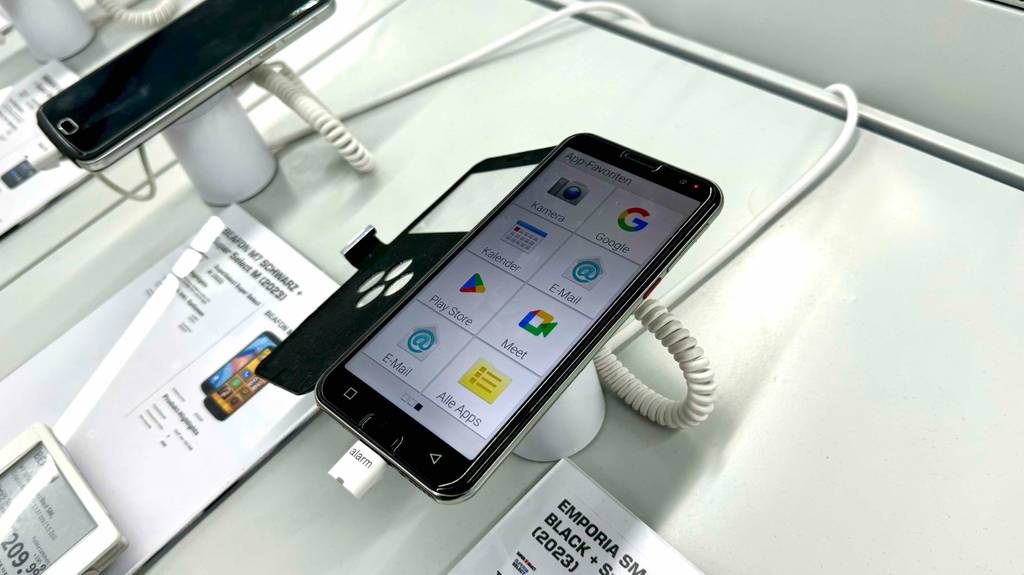 Das getestete Senioren-Smartphone mit geöffneter Schutzhülle, das in einem Geschäft ausgestellt ist.