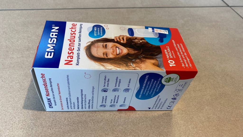 Nasendusche im Test: Packung liegt seitlich auf einer hellen Oberfläche