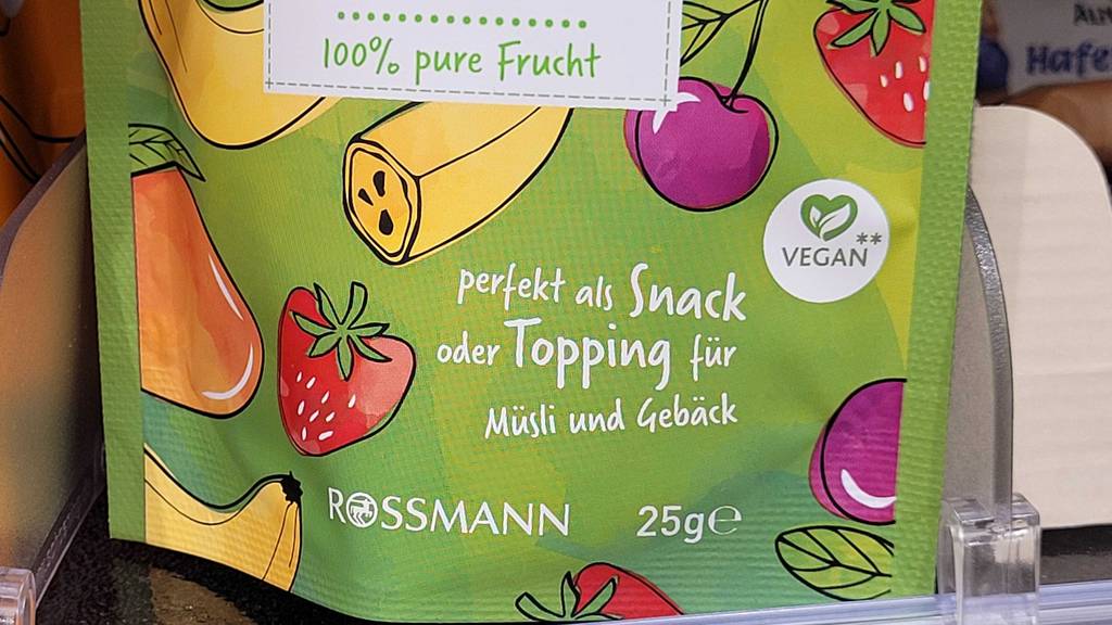 Nahaufnahme der Verpackung der getesteten gefriergetrocknete Früchte, worauf ersichtlich ist wofür sich das Produkt eignet (Müsli, Topping, Gebäck)