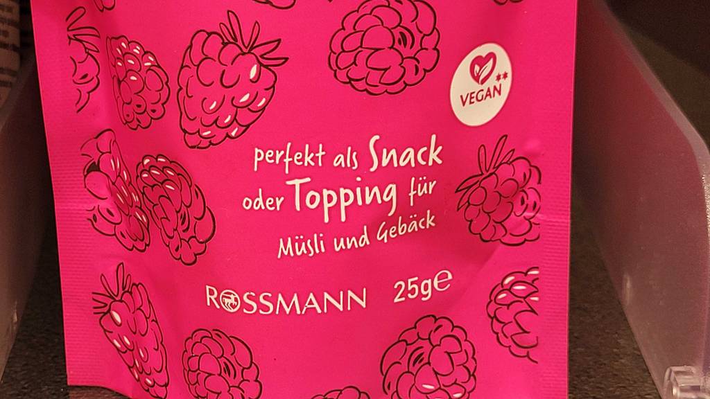 Nahaufnahme der Anwendungsmöglichkeit der getesteten gefriergetrockneten Himbeeren.