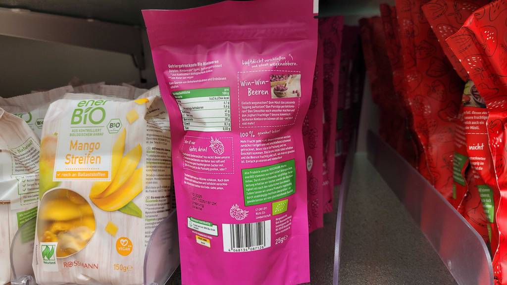 Die getesteten gefriergetrockneten Himbeeren stehen in einem Regal, wobei die Verpackungsrückseite ersichtlich ist.