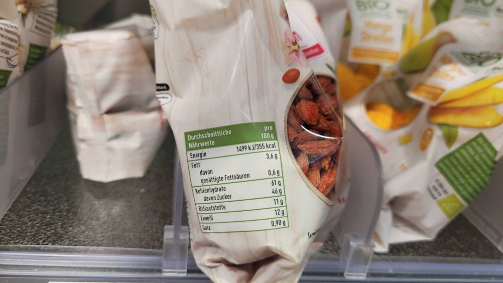 Goji-Beeren getestet: Nahaufnahme der Nährwerte auf einer Packung.