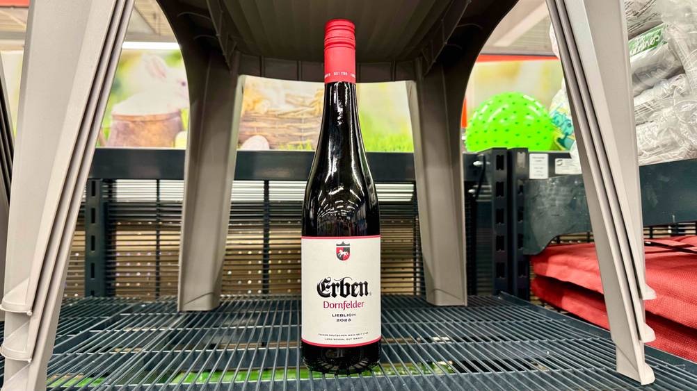 Eine Flasche des getesteten Dornfelders steht in einem Regal.