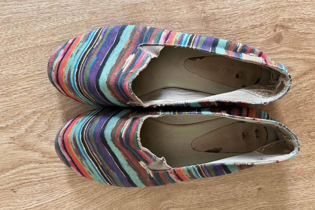 Espadrilles für Damen im Test: Ein Paar von oben auf Holzfläche