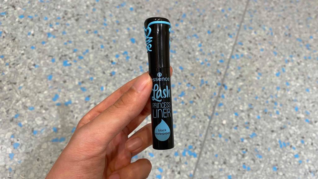 Eyeliner getestet: Schwarzer Eyeliner in Schwarz wird in der Hand gehalten.