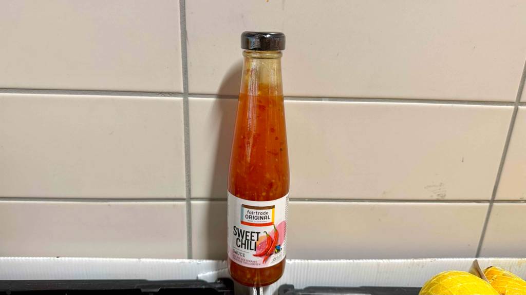 Die getestete Sweet-Chili-Sauce ist vor einer Fliesenwand ausgestellt.