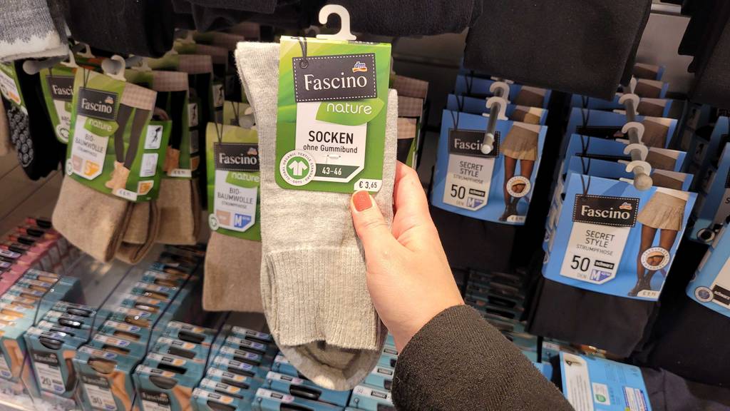 Die getesteten Diabetikersocken werden in der Hand gehalten.