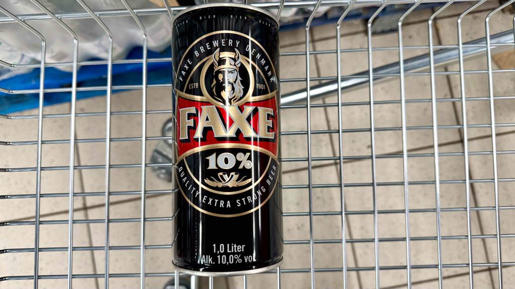 Eine Dose getestetes Starkbier befindet sich in einem Einkaufswagen.