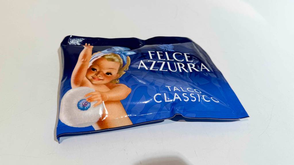 Eine Packung des getesteten Körperpuders liegt auf einer hellen Fläche.
