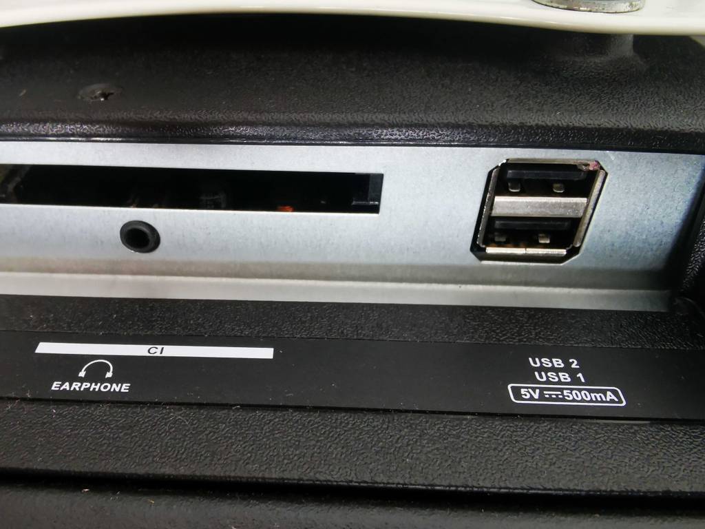 Detailansicht der Anschlüsse des getesteten Fernsehers bis 200 Euro.