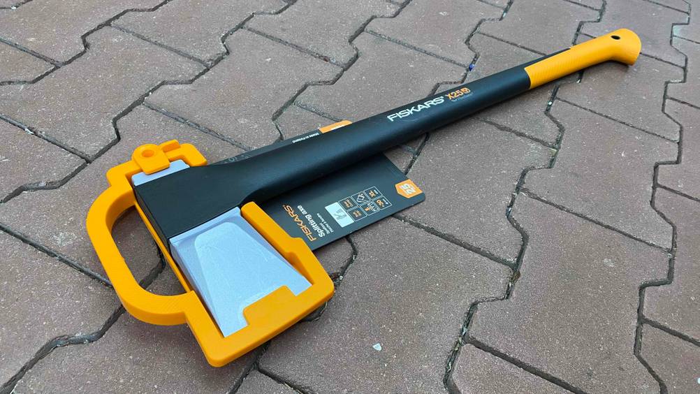 Spaltaxt getestet: Eine Axt liegt verpackt auf einem Steinboden