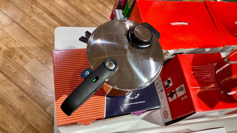 Schnellkochtopf-6-Liter im Test: Ein Schnellkochtopf mit verschlossenem Deckel von oben ersichtlich.