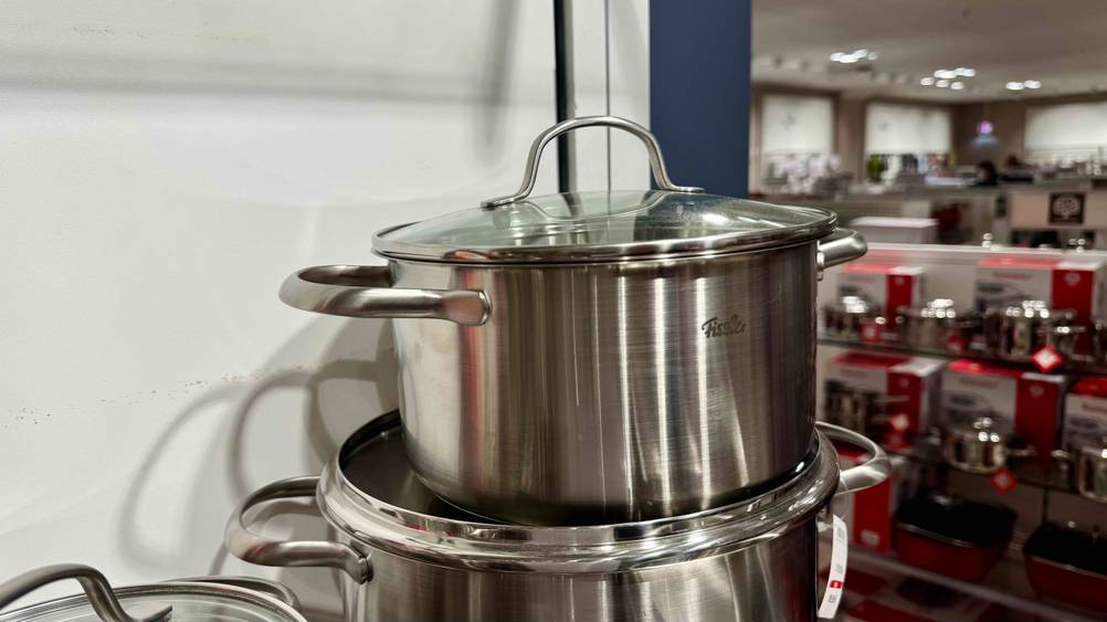 Ein Topf aus dem Fissler-Topfset, der getestet wurde, steht auf einem anderen Topf.