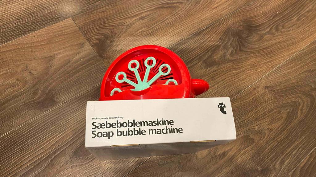 Im Test: Nahaufnahme auf die Aufschrift auf dem Karton einer Seifenblasenmaschine.