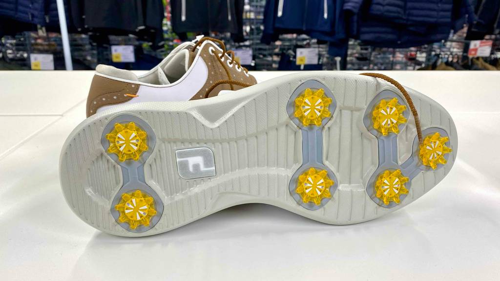 Golfschuh getestet: Sohle eines Golfschuhs im Fokus.