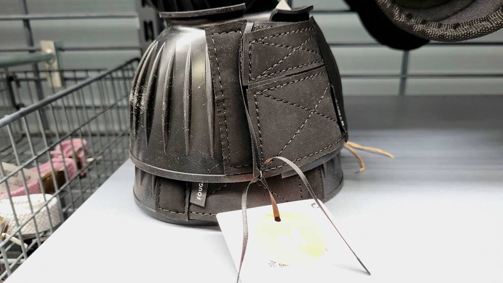 Hufglocken-Test: Zwei Hufglocken liegen in einem Regal.