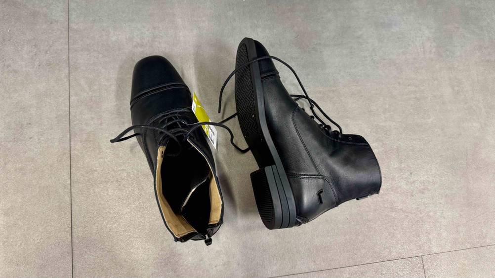 Ein Schuh der getesteten Lederreitstiefel liegt, während der andere auf der Sohle steht.