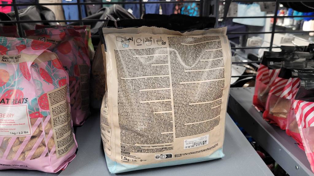 Rückseite der Verpackung des getesteten Pferdemüslis, welches in einem Regal einsoriert ist.