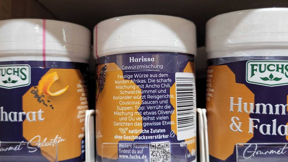 Eine Dose getestetes Harissa steht neben anderen im Regal.