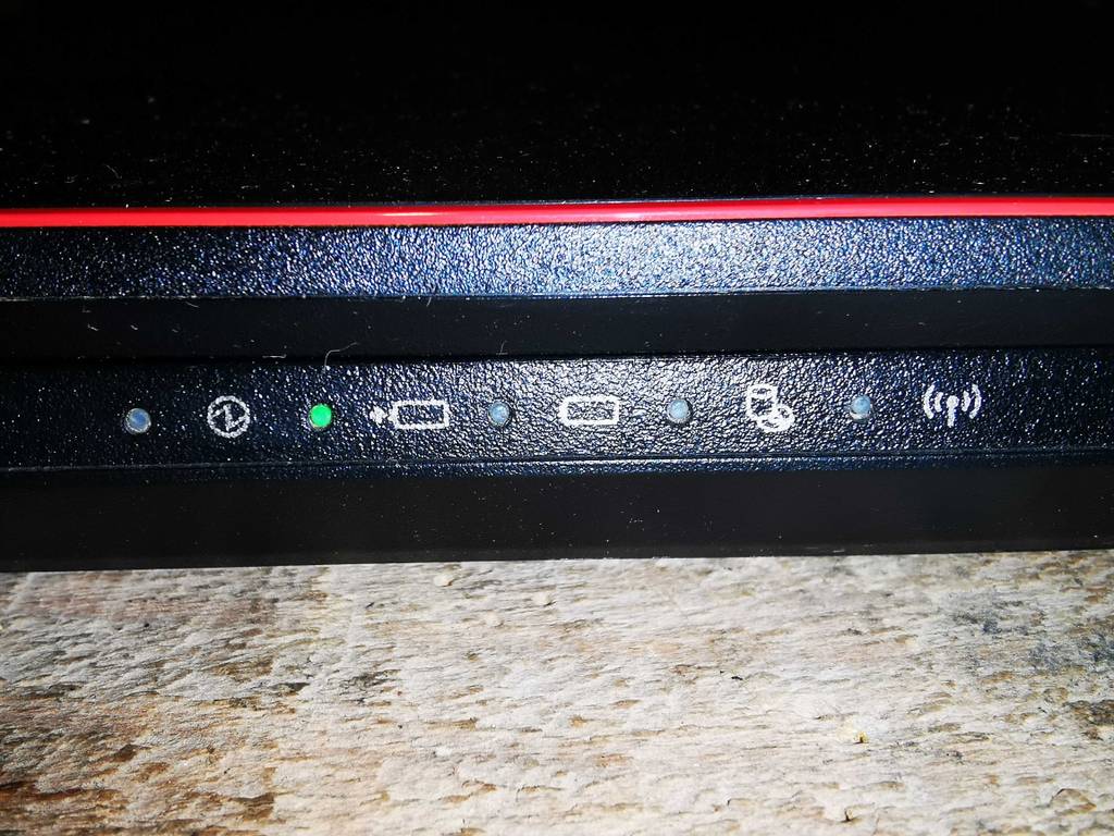 i5-Laptop getestet: Detailaufnahme der Infoleuchten.