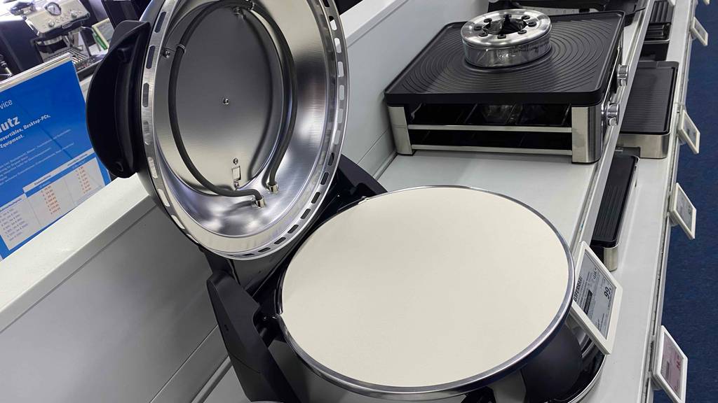 Im Test: Ein geöffneter Pizzamaker auf einer hellen Austellungsfläche.