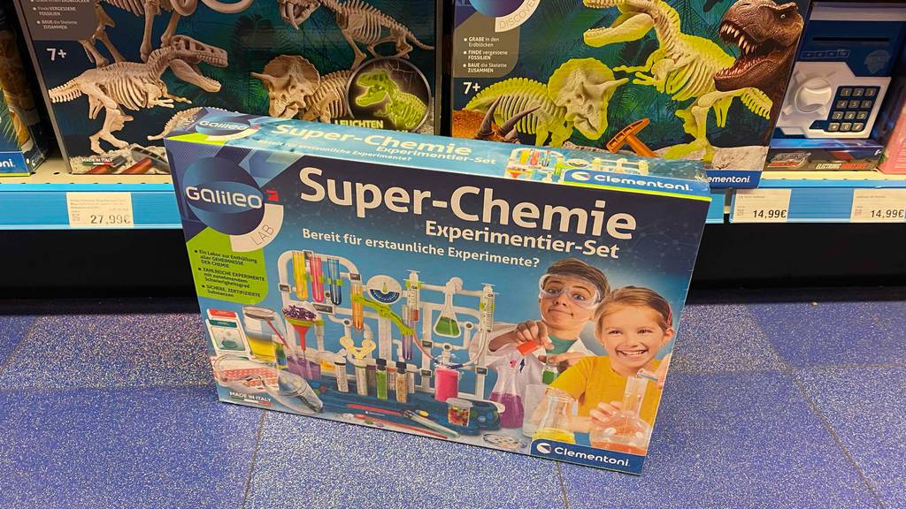 Ein getesteter Chemiebaukasten vor einem Regal mit anderen Produkten.