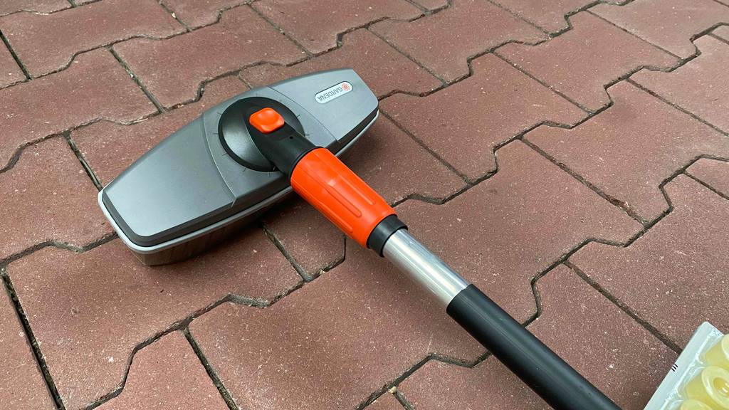 Bürstenkopf und Gelenk einer Auto-Waschbürste im Fokus.