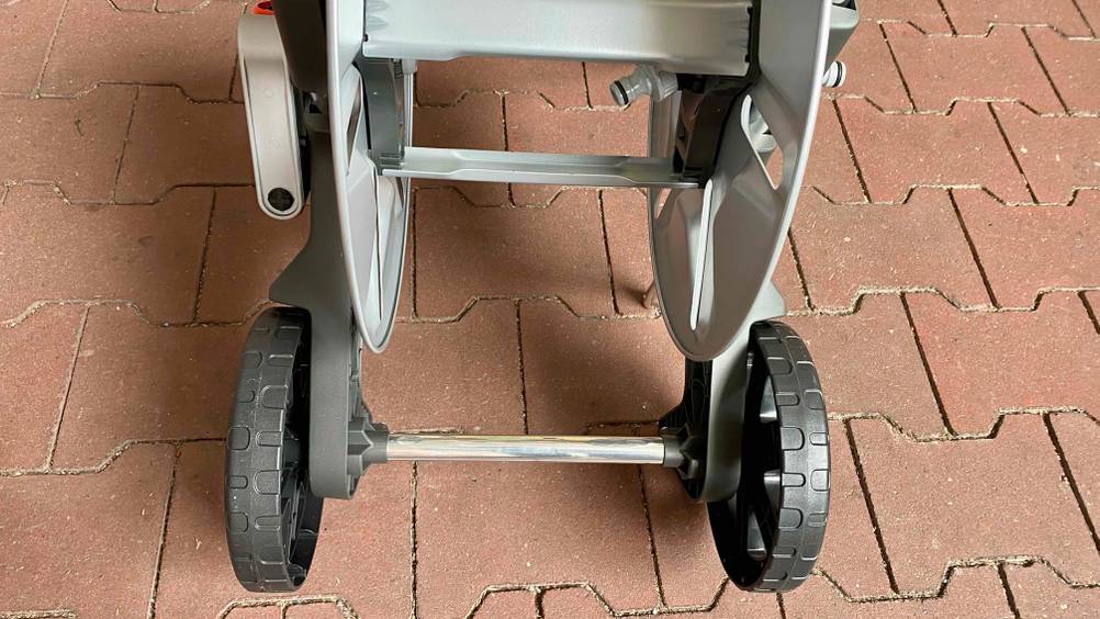 Schlauchwagen ohne Schlauch im Test: Bereifung vom Schlauchwagen stehend auf einer Steinfläche