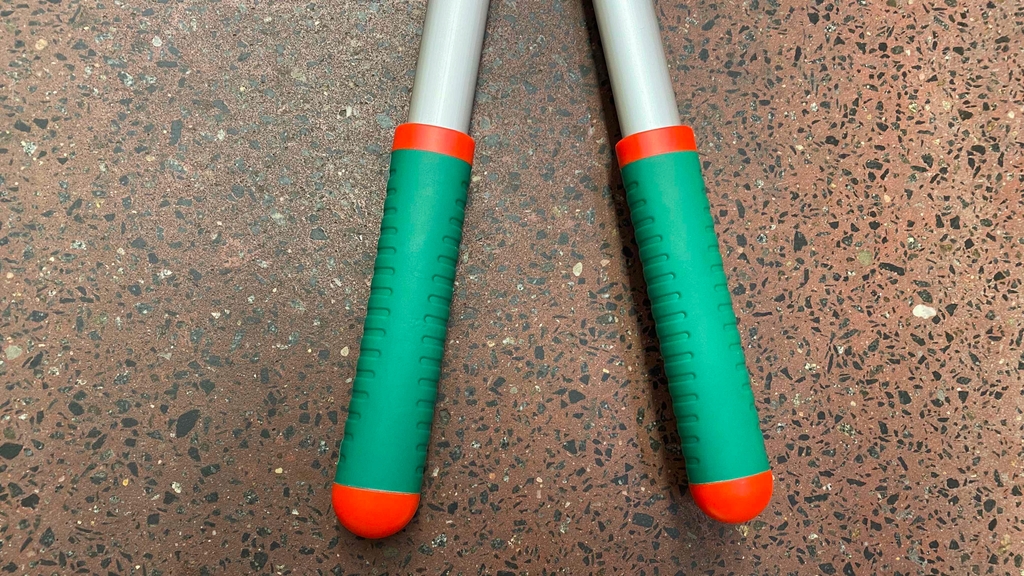 Griff einer getesteten Heckenschere aus Aluminium.