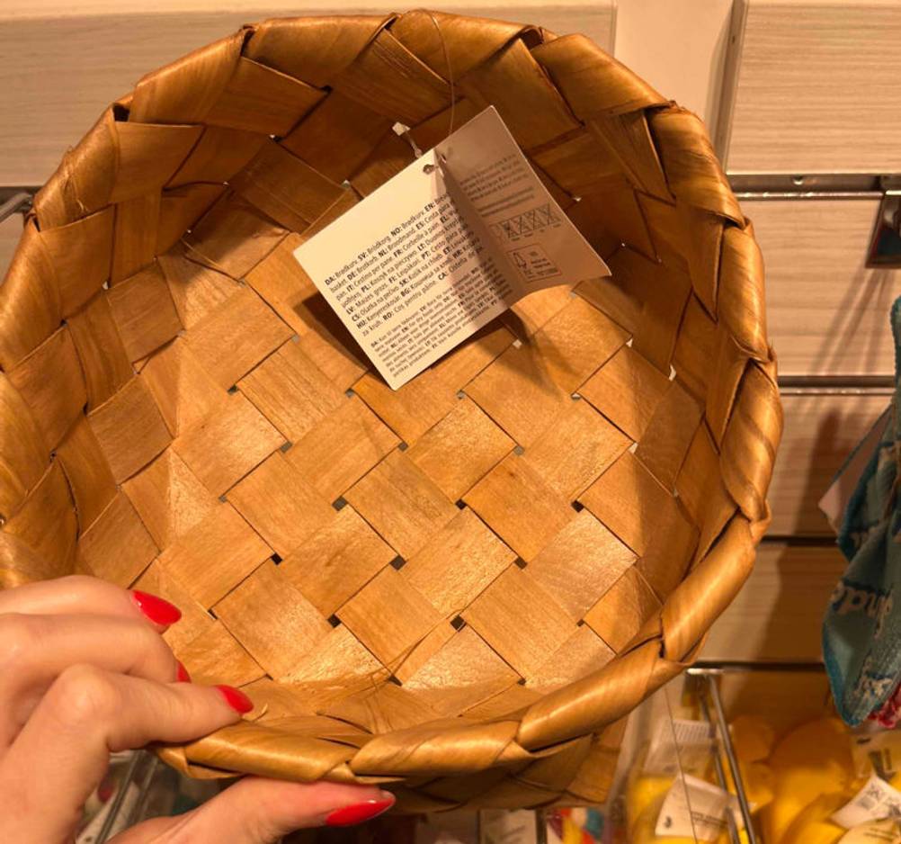 Brotkorb-Test: Brotkorb wird in der Hand gehalten - Innenansicht im Fokus.