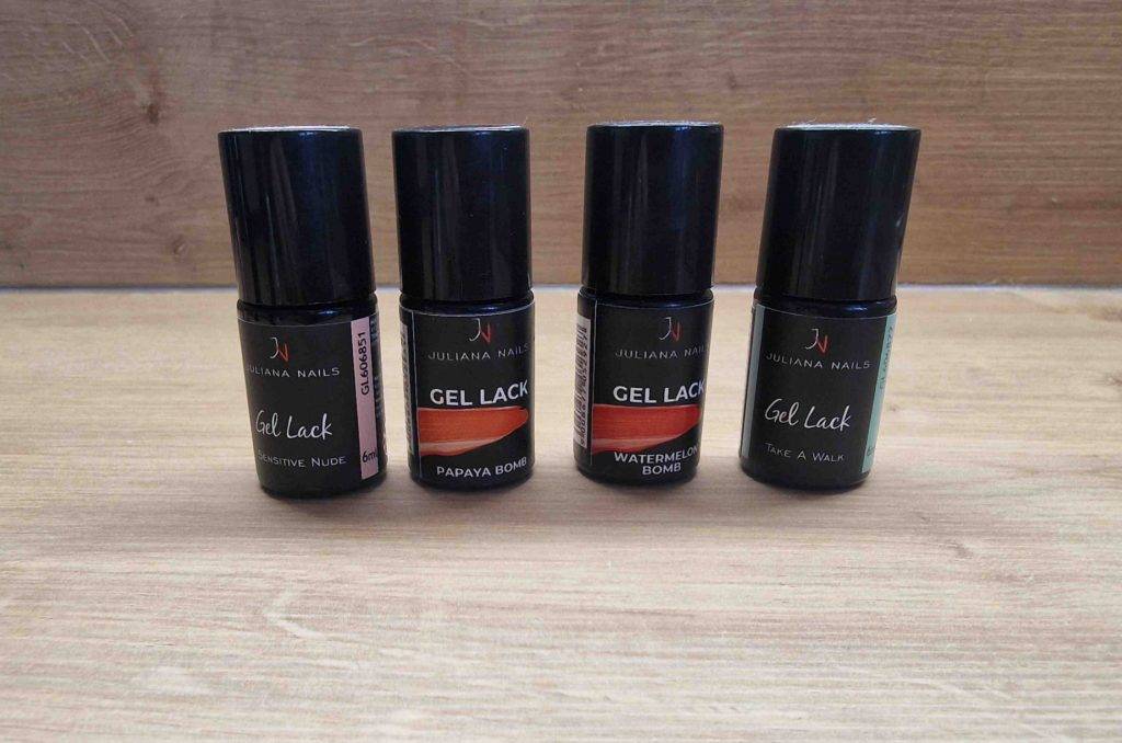 Gel-Nagellack getestet: Auf einer Holzfläche stehen mehrere Flaschen nebeneinander.