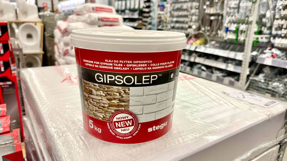 Der getestete Natursteinkleber ist inmitten eines Geschäfts platziert.
