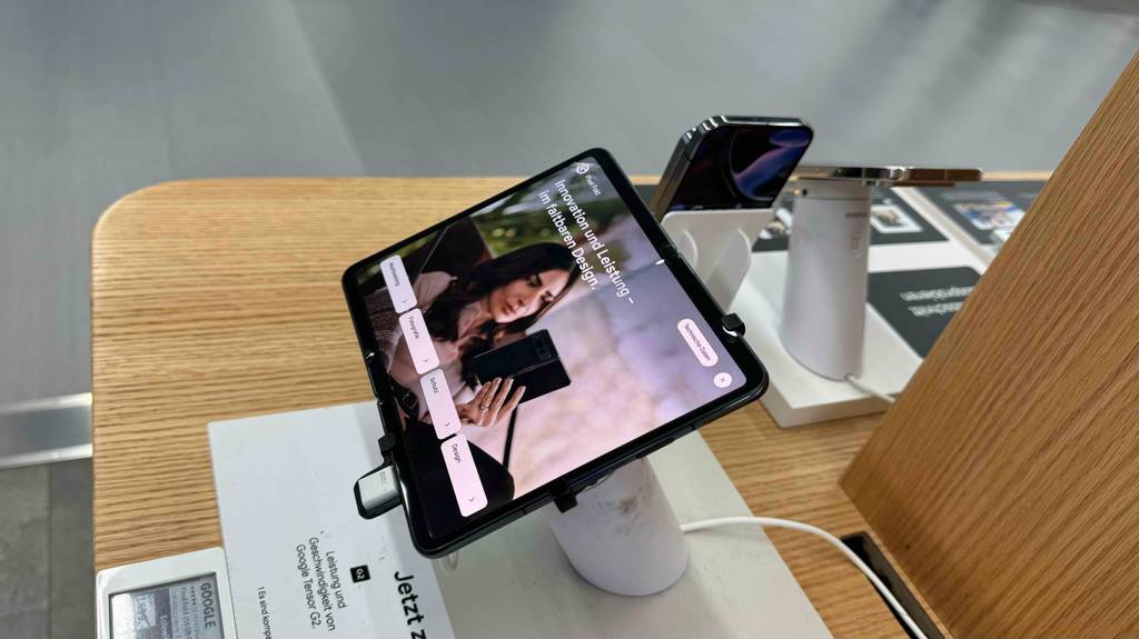 Das getestete Phablet, das vollkommen aufgeklappt ist.