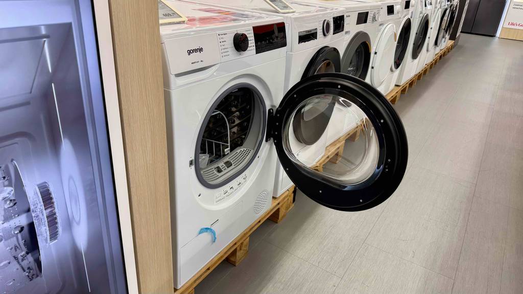 Der Gorenje-Wärmepumpentrockner im Test steht im Geschäft in einer Reihe mit weiteren Wäschetrocknern.