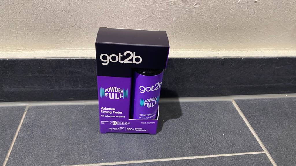 Volumenpuder getestet: eine violette Packung Volumenpuder von Got2b auf einem Boden stehend.
