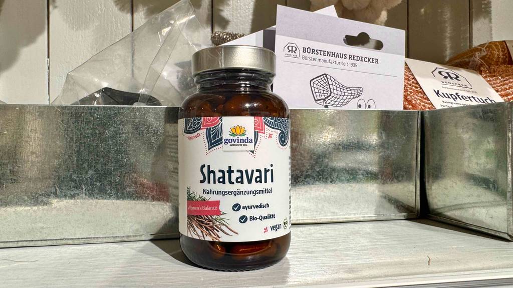 Getestet: Das Shatavari-Nahrungsergänzungsmittel in der braunen Dose steht auf einer Ausstellungsfläche im Geschäft.