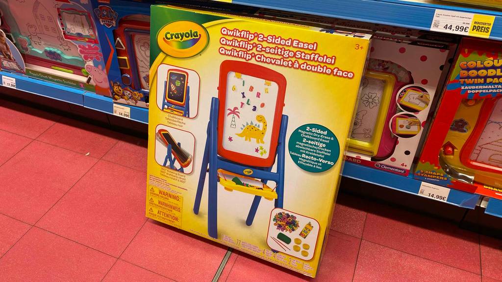 Kindertafel getestet: Eine verpackte Kindertafel lehnt an einem Regal.