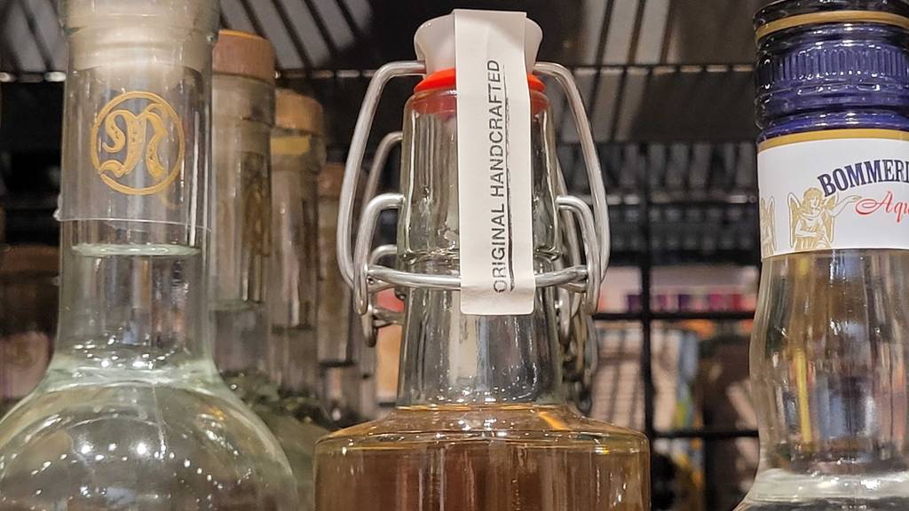 Detailansicht des Bügel-Verschlusses an der Flasche mit dem getesteten Nusslikör.