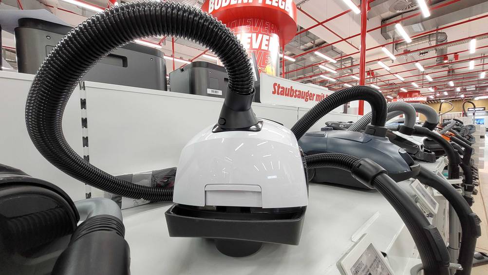 Hinterseite des getesteten Staubsauger mit 800 Watt im Fokus.